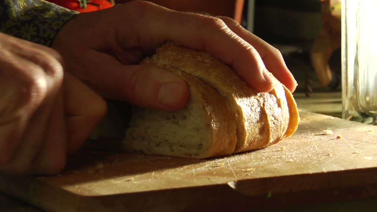 manos rebanadas de pan