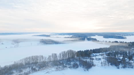 Plano-Alto-Y-Amplio-De-Un-Vasto-Paisaje-Nórdico-Escandinavo-Con-Bosques-Cubiertos-De-Nieve,-Hielo-Y-Niebla-Que-Envuelven-El-Hermoso-Paisaje