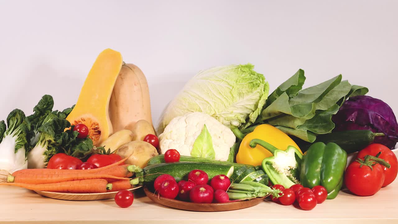 색 배경 에 전시 된 다양한 채소