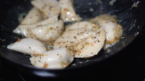 deliciosos pelmeni fritos en una sartén caliente al vapor con hermosa salsa de hierbas.