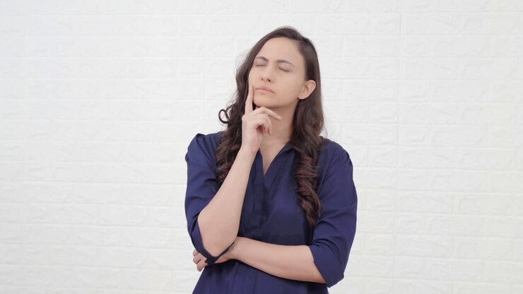 una joven india confundida pensando