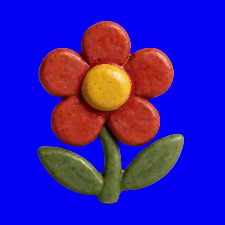 Fiore di ceramica rosso con centro giallo su sfondo blu