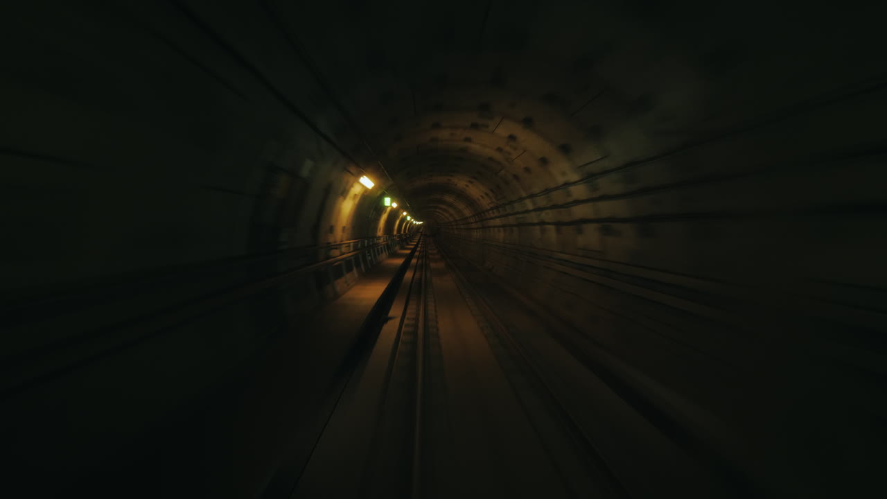 원형 터널에서 지하철 터널 움직임의 1인칭 뷰는 최면 효과 4k를 생성합니다.