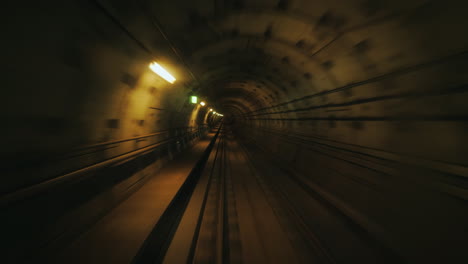 una vista en primera persona del movimiento del túnel del metro en un túnel circular crea un efecto hipnótico 4k