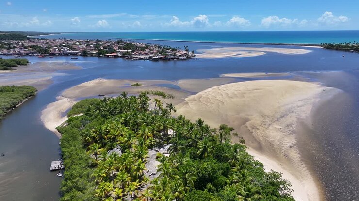 Porto Seguron siluetti Porto Segurossa Bahiassa, Brasiliassa. Rantamaisema. Kaunis rannikko. Matkakohde. Porto Seguron siluetti Porto Segurossa Brasiliassa. Mangrove-hiekkasärkkä. Koillis-Brasilia.