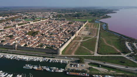 Luftdrohnenaufnahme-Von-Aigues-Mortes-In-Der-Camargue-Frankreich