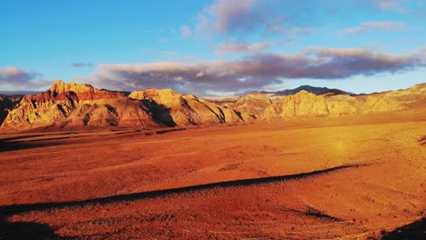 el panorama de la montaña de roca roja revela un bucle panorámico