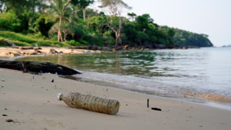 contaminación de botellas de plástico en una playa paradisíaca en camboya