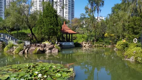 Hong-Kong-Sha-Tin-Riverside-Garden,-Antiker-Chinesischer-Pavillon-Lake-Park