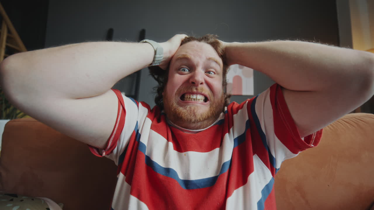 hombre expresando una fuerte emoción