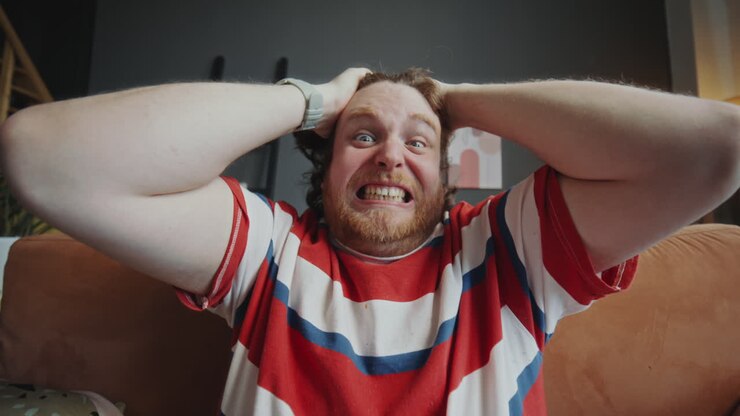 hombre expresando una fuerte emoción