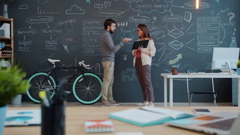 colaboración empresarial en una oficina moderna
