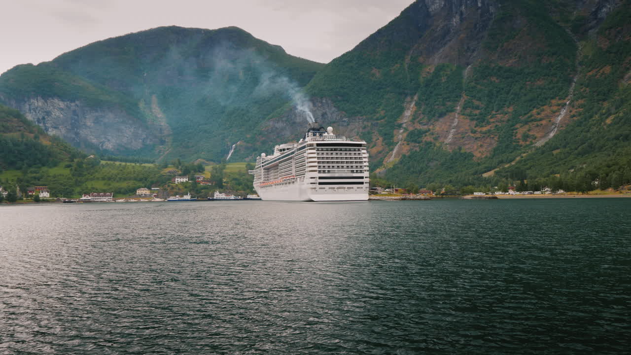거대한 해저 정기선이 그림 같은 노르웨이 피요르드 4k 비디오 해안에 정박해 있습니다.