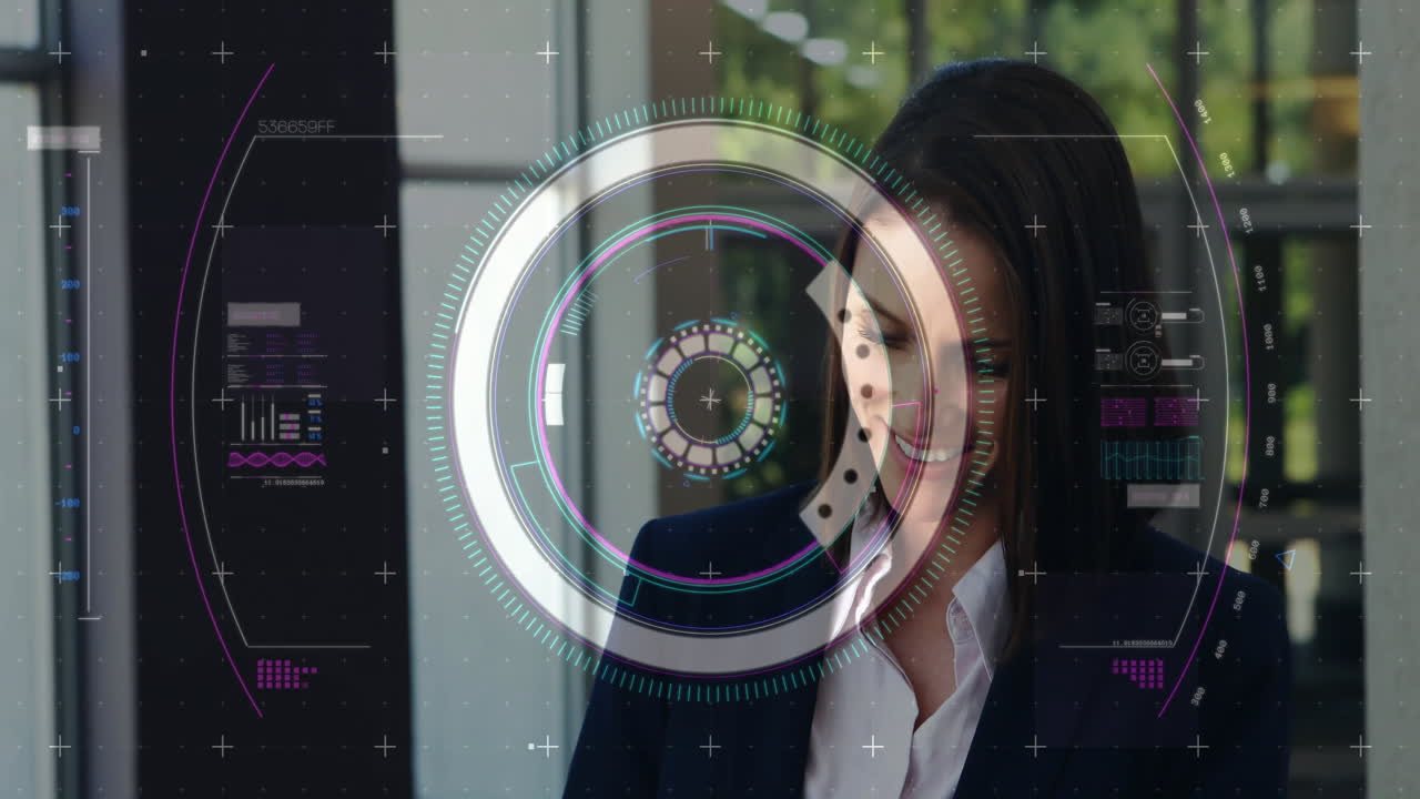 animación de procesamiento de datos y escaneo de alcance sobre mujer caucásica usando teléfono inteligente