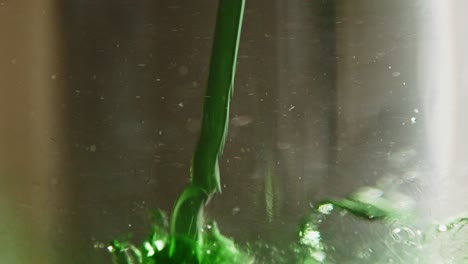 una gruesa corriente de jabón que se vierte en agua clara