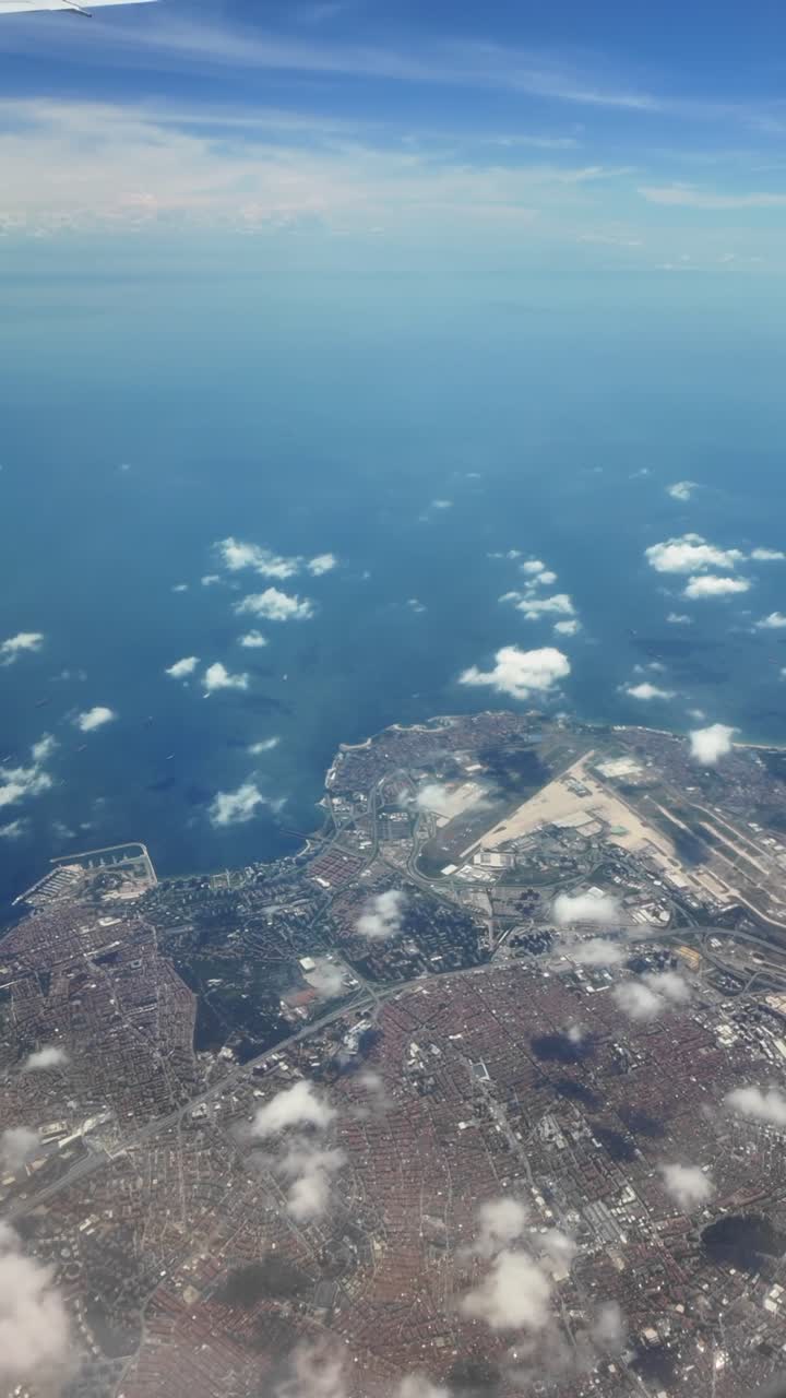 Vista aerea della città, della costa e dell'aeroporto da un aereo