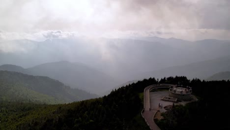 mount mitchell nc, carolina del norte antena de extracción en la cima de la montaña