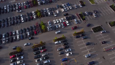 estacionamiento ocupado con autos y personas comprando en supermercados y tiendas minoristas durante la escasez de gasolina