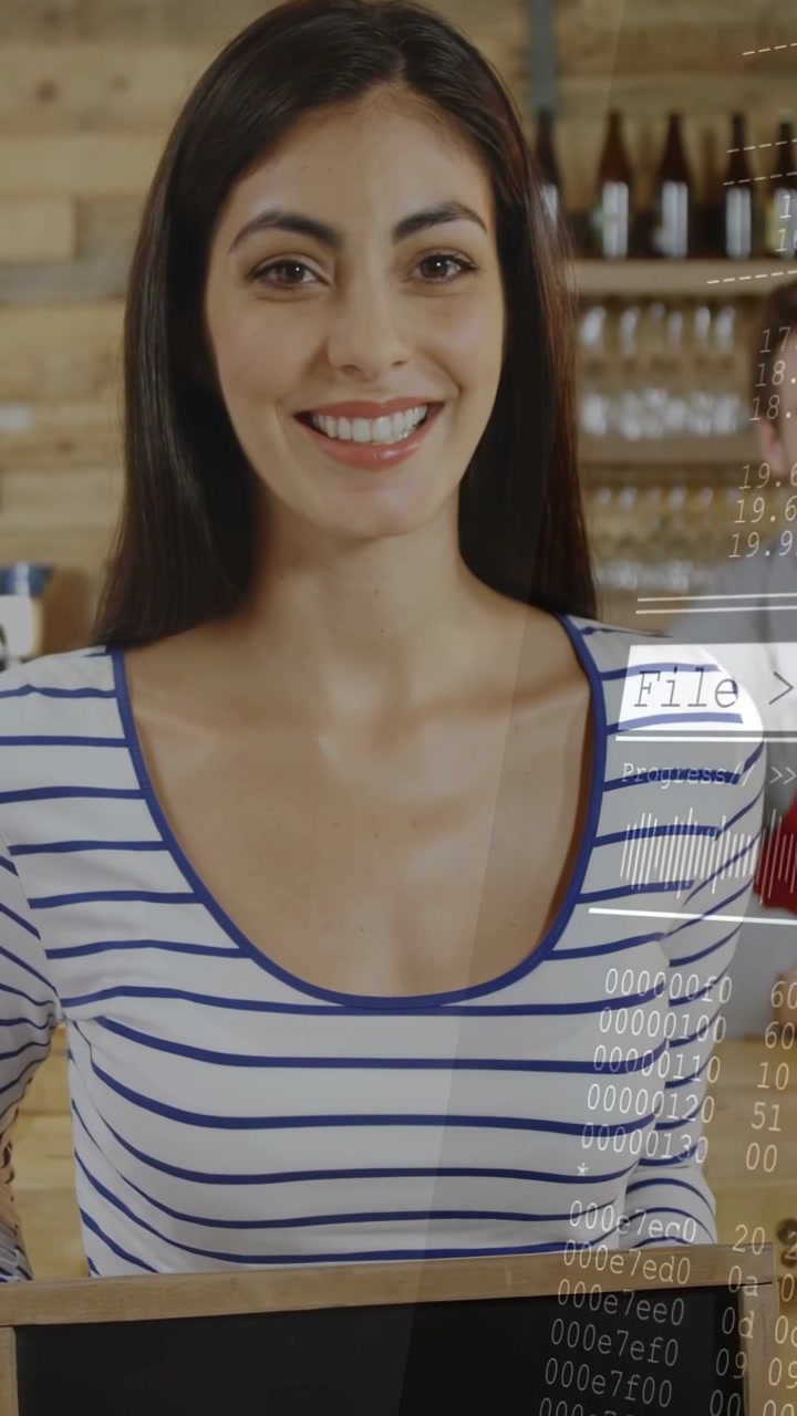 Video verticale: Proprietario di un caffè che tiene un cartello "Aperto", zoom indietro che rivela il volto, barra del file che mostra lo stato "aperto".