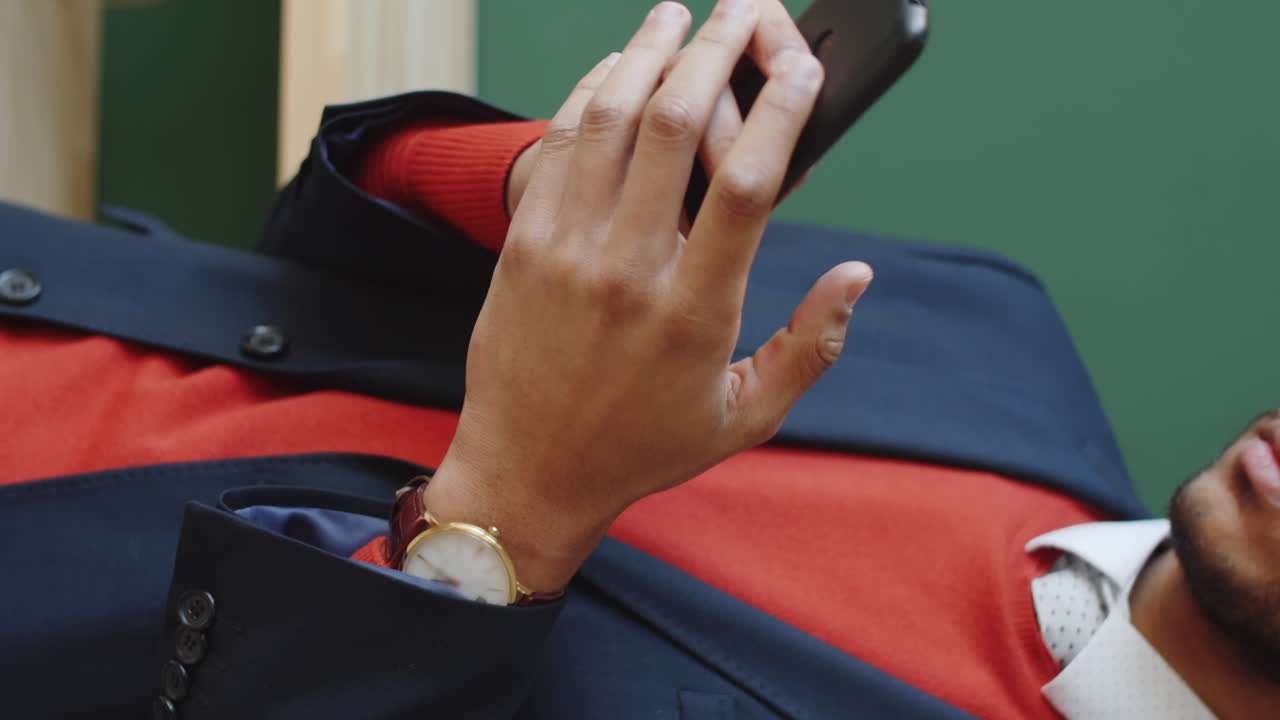 hombre usando el teléfono inteligente mientras está acostado