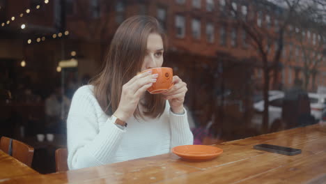 mujer disfrutando de café en una cafetería