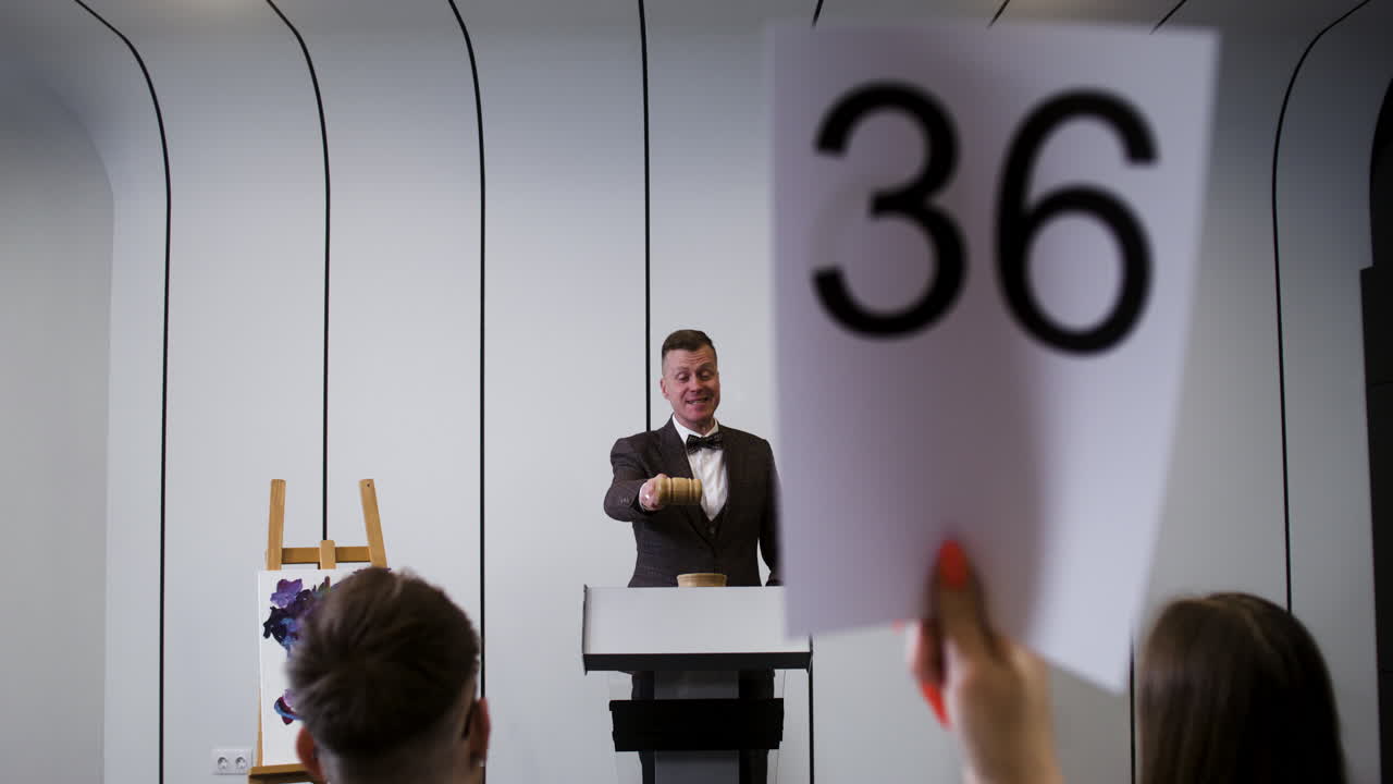 미술 경매 세션에 참여하는 사람들