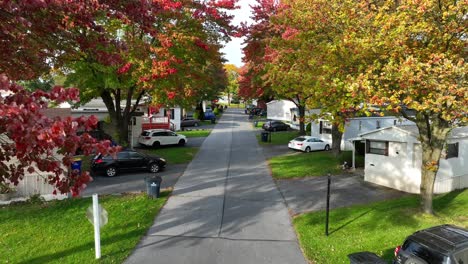 Coloridos-árboles-De-Otoño-En-El-Parque-De-Casas-Rodantes