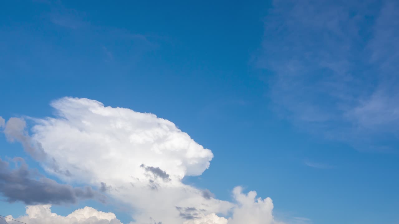4k 타임스 영상: 은 푸른 하늘에서 어나오는 하 은 구름, 하늘에 빛나는 다채로운 자연, 봄의 날씨, 열대 지역의 계절의 색