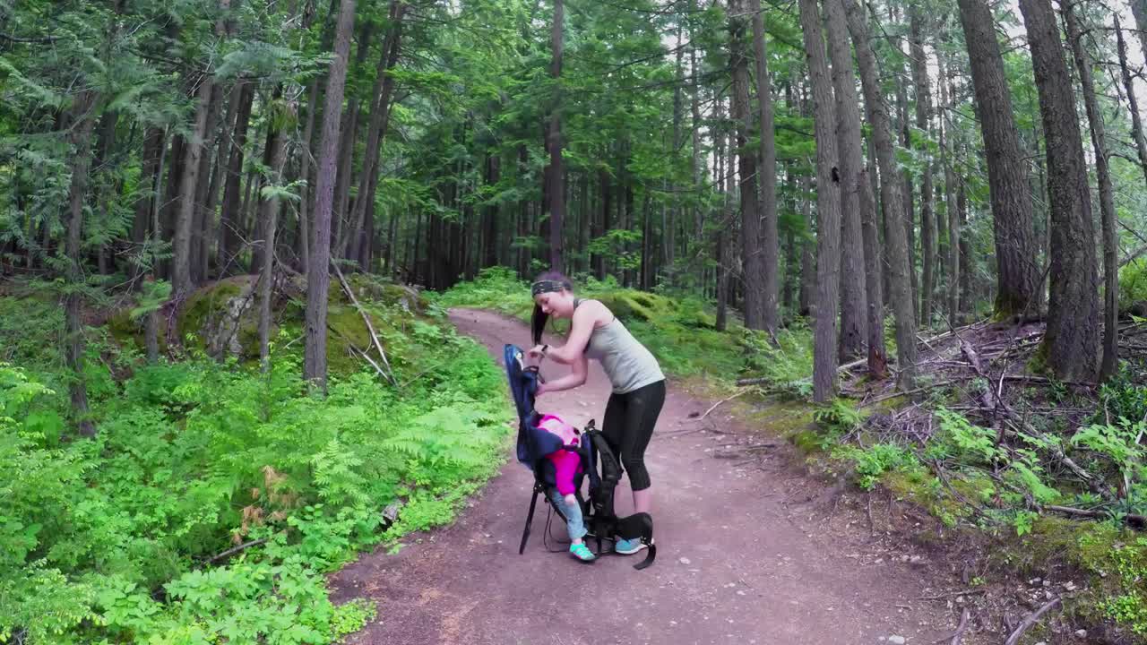 мать с ребенком, стоящая в лесу 4к