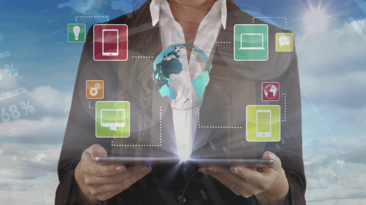 animación de globo y iconos con procesamiento de datos sobre una mujer de negocios caucásica sosteniendo una tableta