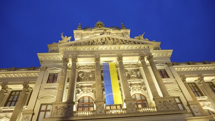 Bandera ucraniana en el edificio del Museo Nacional en Praga, en apoyo a Ucrania tras las acciones militares rusas y el inicio de la guerra