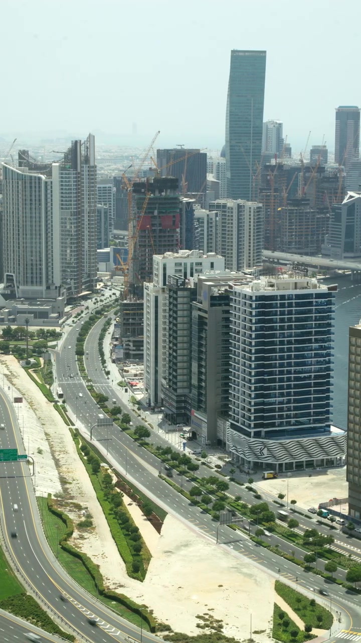 Vista aerea dello skyline di Dubai e traffico intenso in autostrada