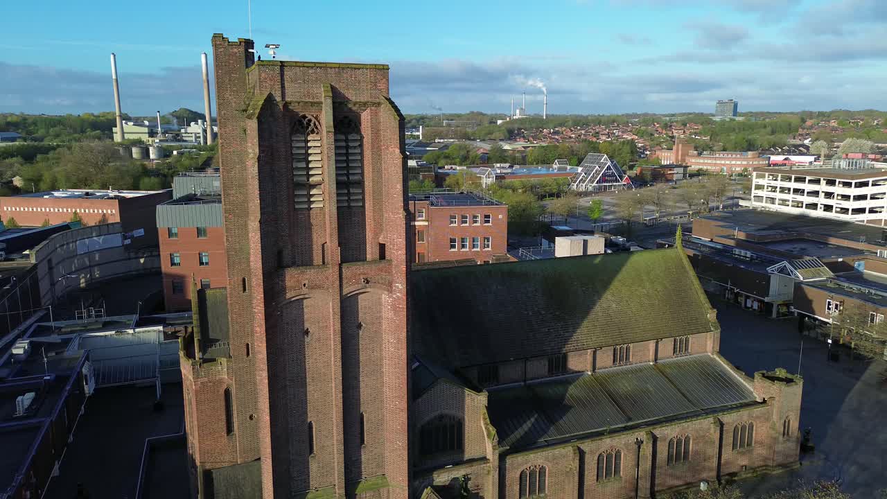 Vista aerea della chiesa e delle proprietà commerciali del centro di St Helens sul progetto di riqualificazione