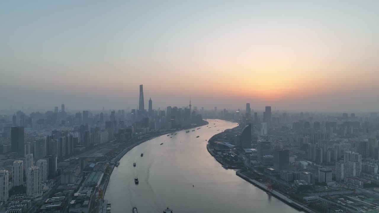 vista aérea de drones de la puesta de sol en el río huangpu en el centro de shanghai, china