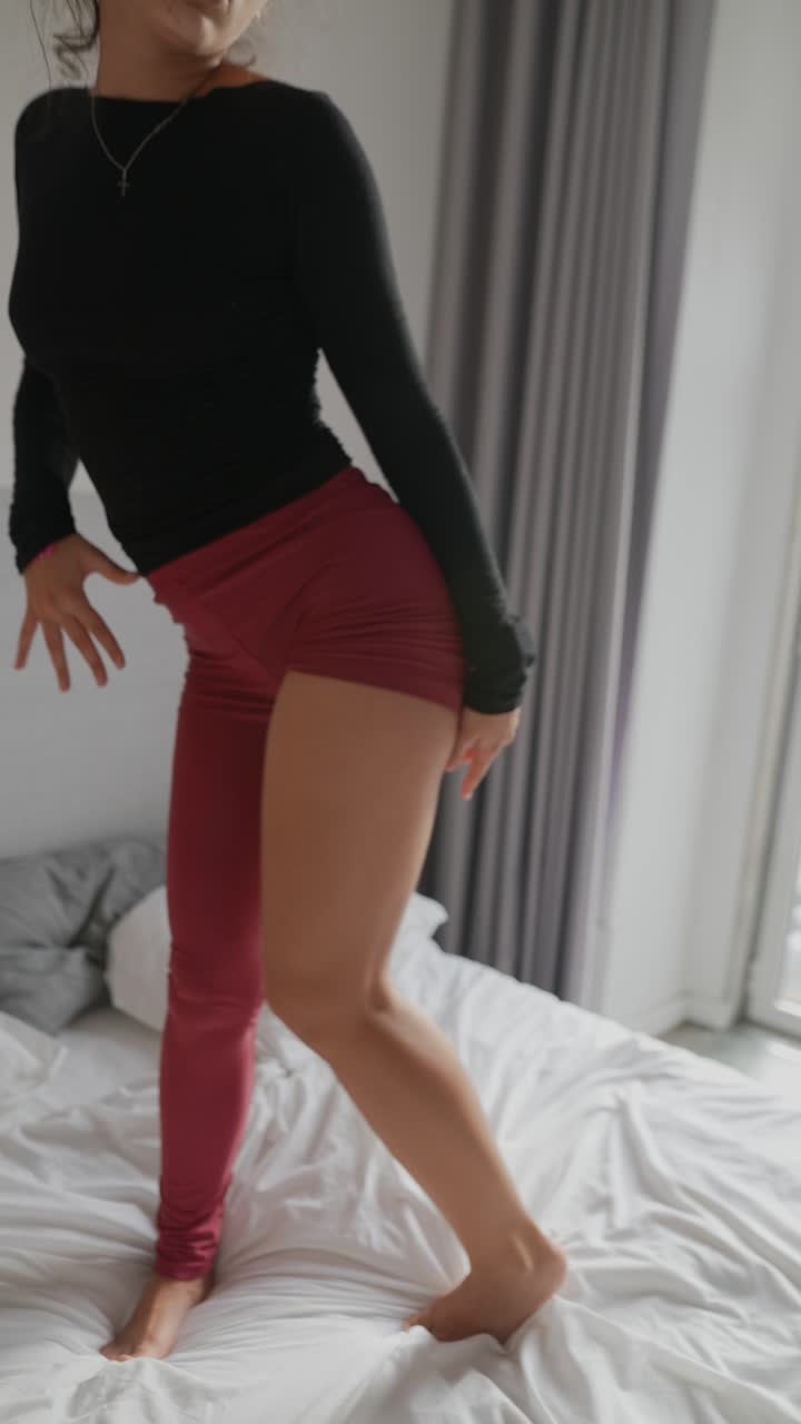 Donna che si allunga sul letto