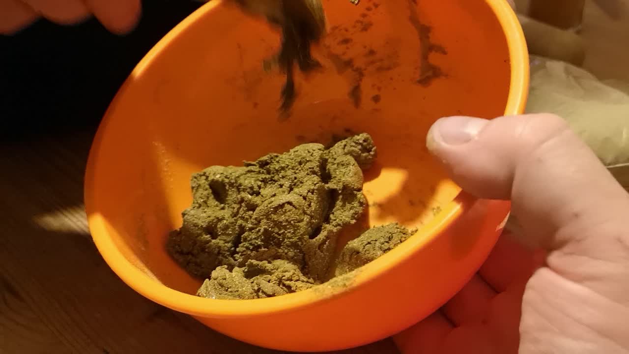 녹색 슈퍼푸드 모링가 심황 및 생강 가루 한약 보충제가 그릇에 형성됨