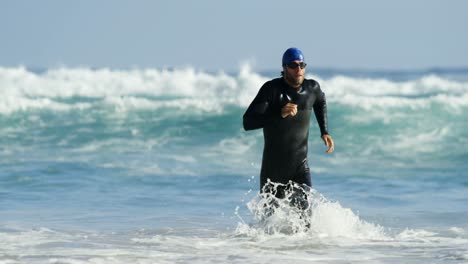 Surfista-Masculino-Corriendo-En-La-Playa