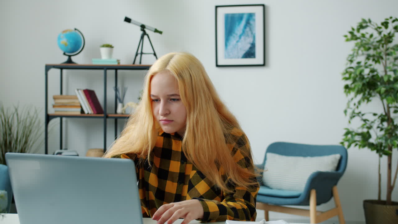 подростковая девушка учится на ноутбуке