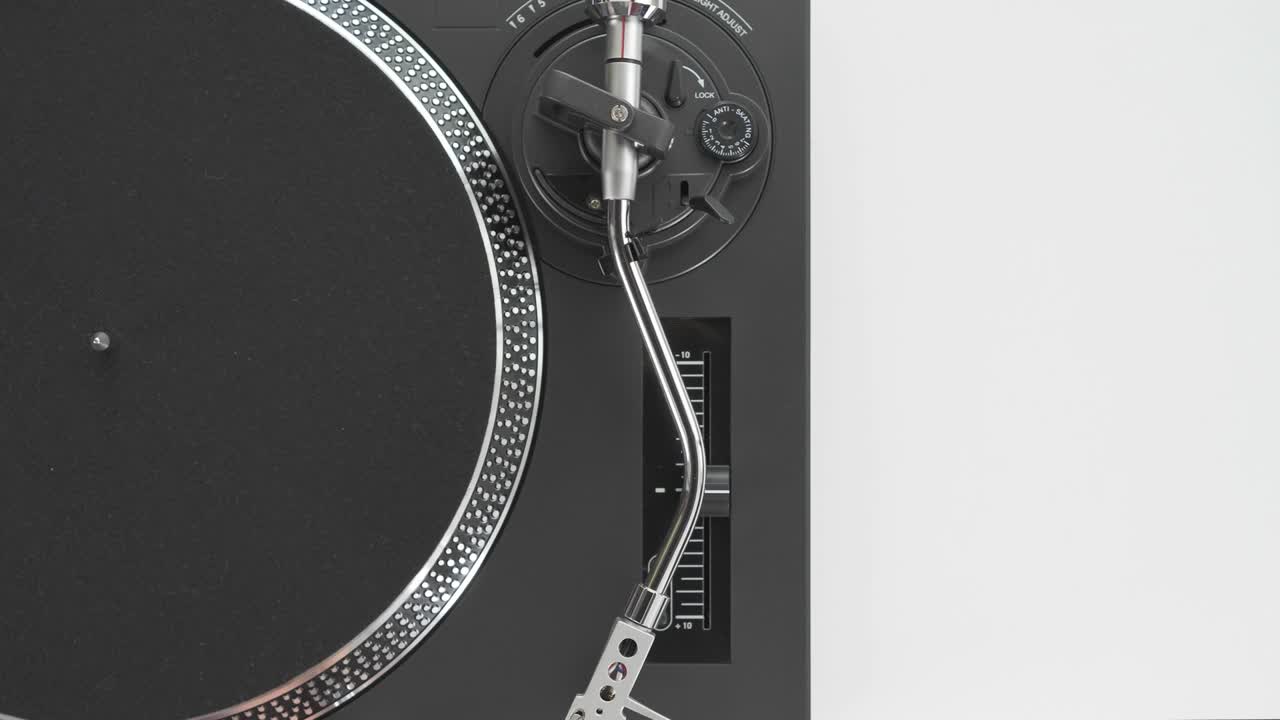 회전하는 검은 비닐판에 있는 음악 디제이 턴테이블 플레이어의  뷰, 바늘이 있는 스타일러스, 회전하는 비닐판의 클로즈업 순간, 루프