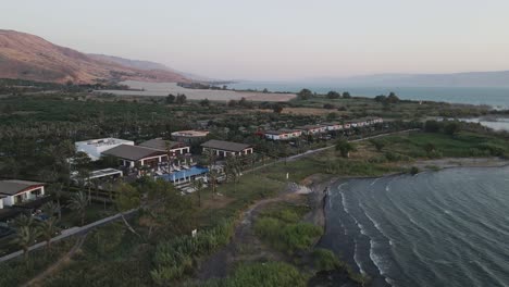 Villas-Turísticas-Junto-Al-Lago,-Salida-Aérea-Del-Carro