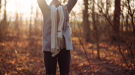 Positive-Glückliche-Frau,-Die-Im-Herbst-Blätter-Im-Park-Wirft-3