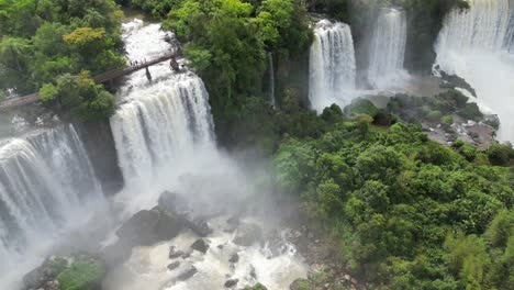 4k-luftaufnahme der iguazú-wasserfälle zwischen argentinien und brasilien