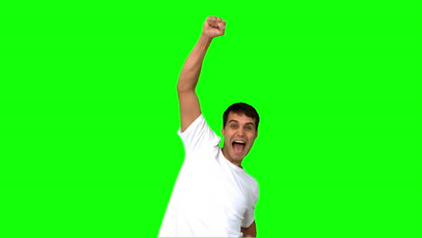 hombre feliz levantando el brazo en la pantalla verde