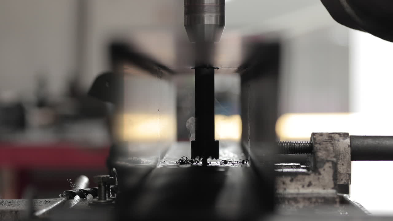 macchinari di fabbrica utilizzati per eseguire perforazioni precise attraverso metalli spessi - ripresa ravvicinata