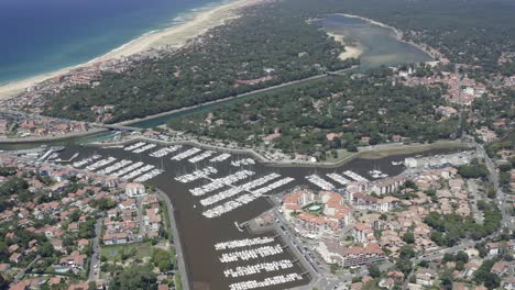 Drohnenaufnahmen-Der-Französischen-Hafenstadt-Capbreton-In-Der-Region-Aquitanien-Im-Süden-Frankreichs