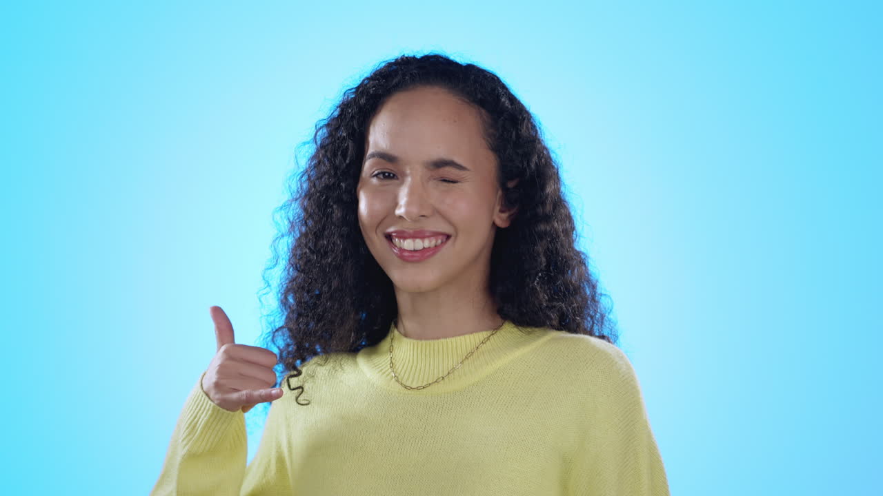 coqueteando, feliz y mujer con un gesto de llamarme