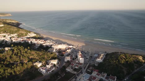 Pueblo-Costero-De-Salema,-Algarve