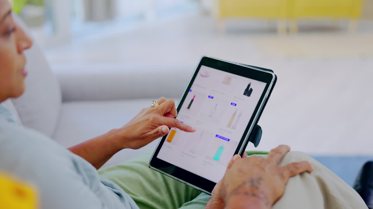 manos, pantalla de tableta y compras en línea para mujeres