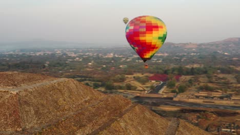 Vista-Aérea-Del-Globo-Aerostático-Volando-Sobre-La-Pirámide-De-La-Cultura-Azteca-En-Teotihucan-México-Durante-El-Amanecer,-4k