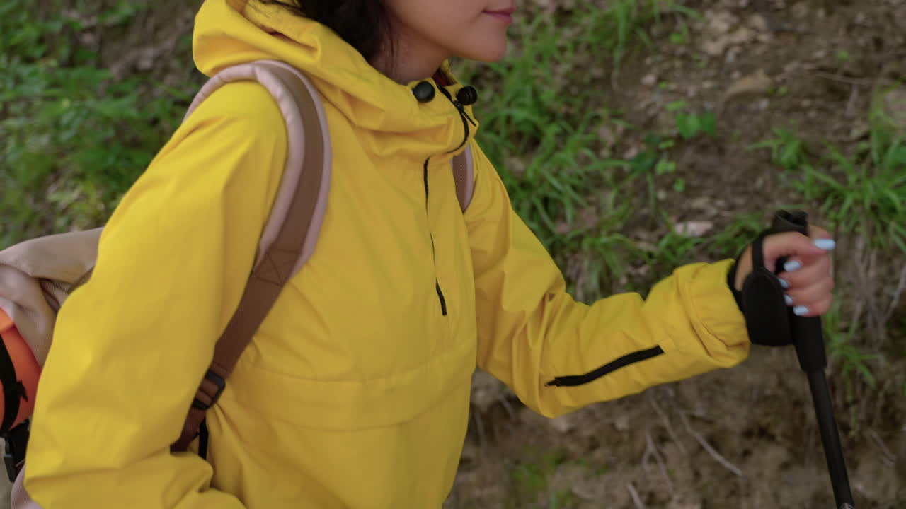 숲에서 하이킹하는 여자